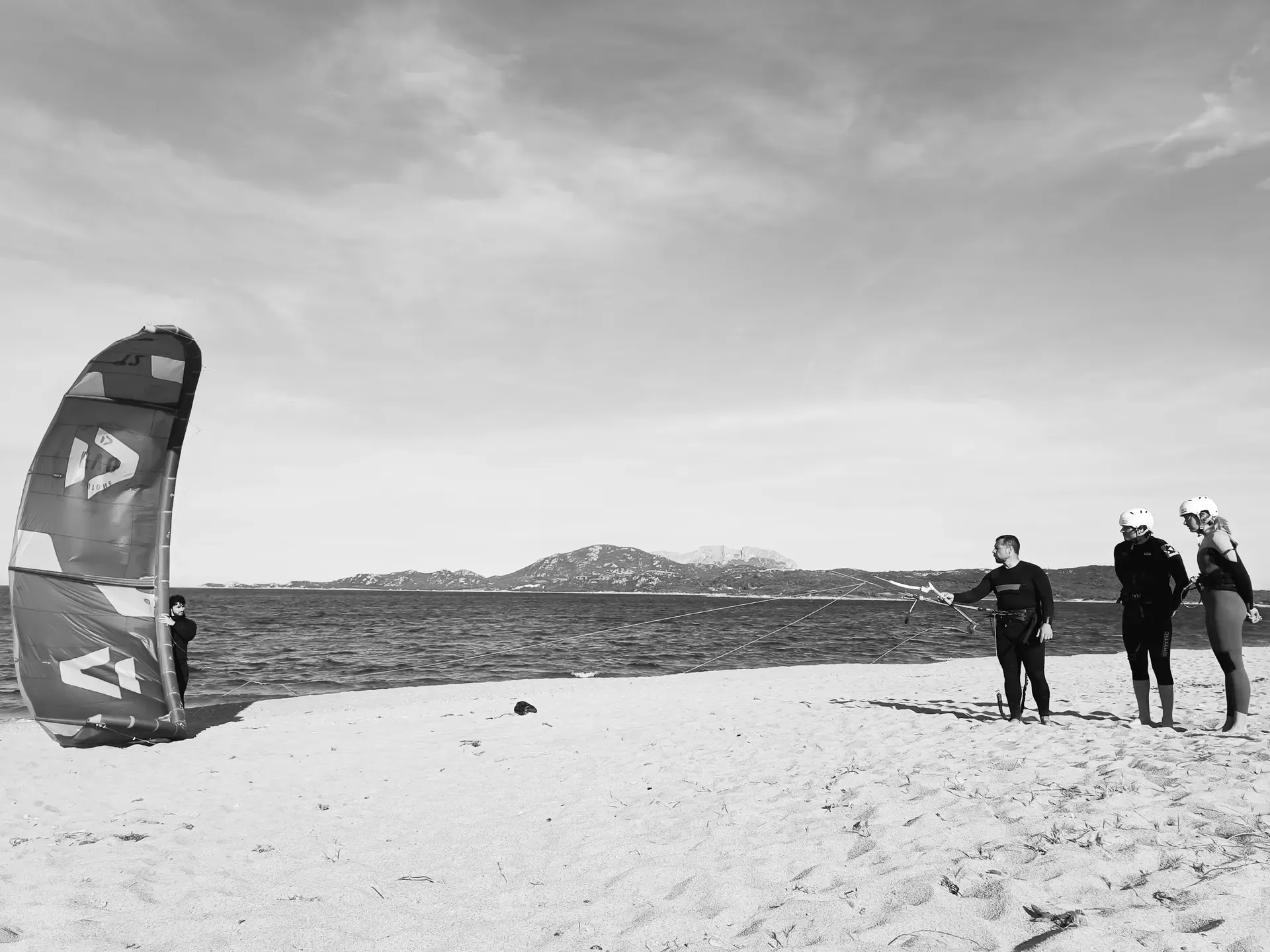 Istruttore S-LOOP con kite in volo a Le Saline, Olbia.