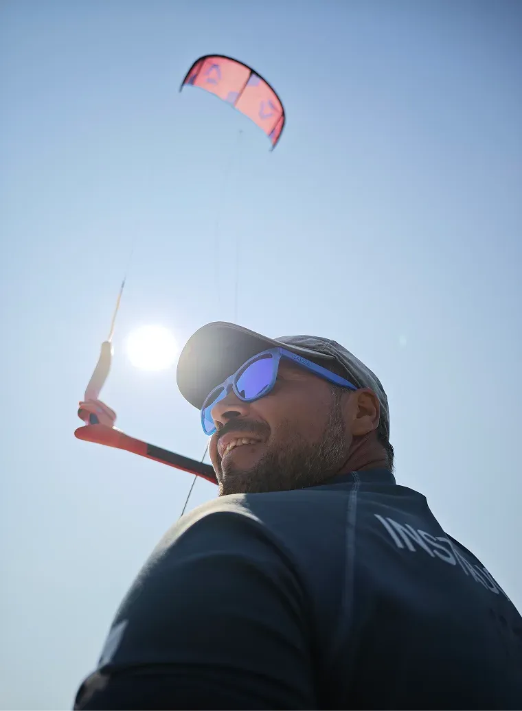 Istruttore S-LOOP con kite in volo a Le Saline, Olbia.