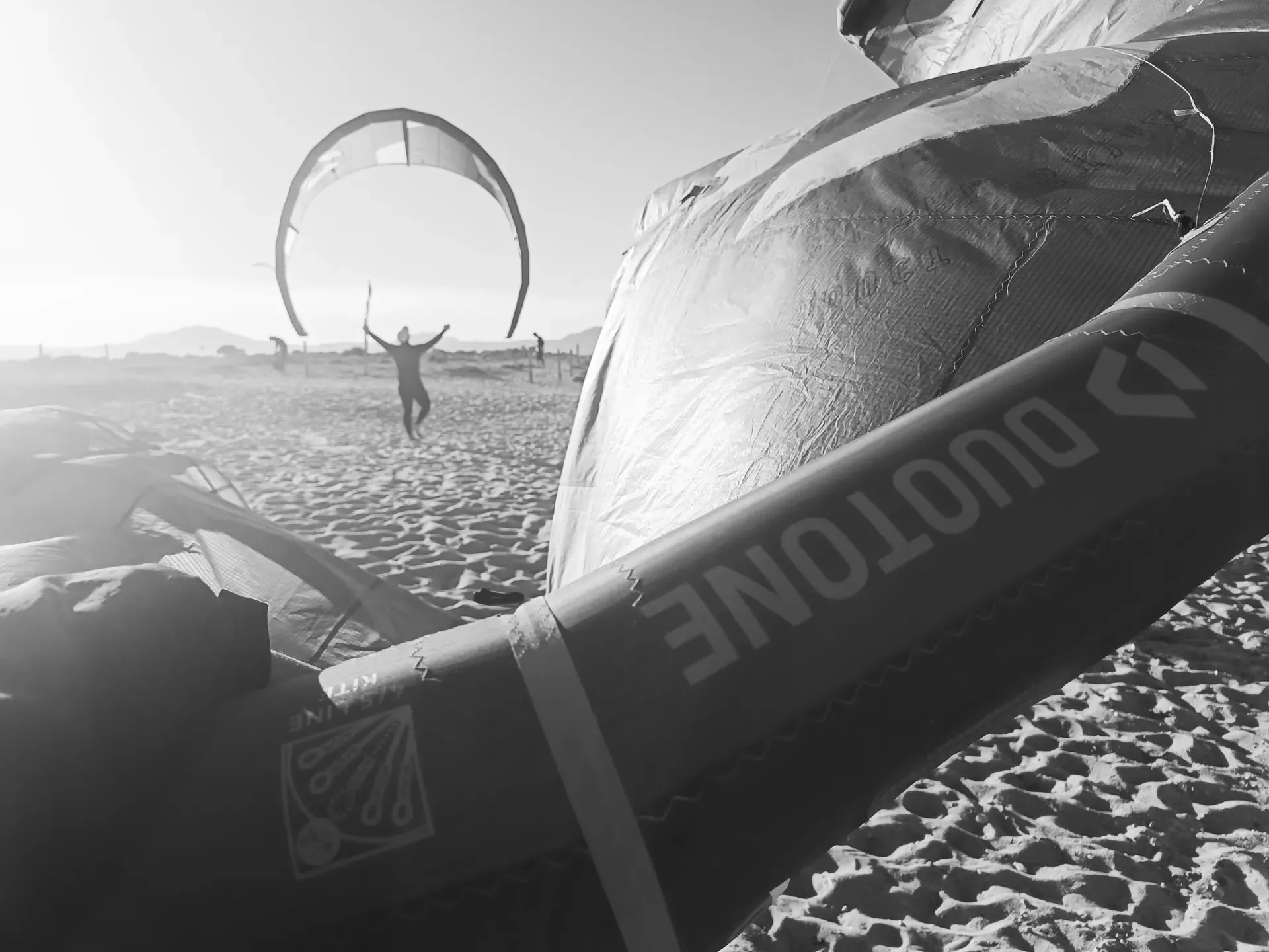 Kiter Duotone in salto sopra il mare di Olbia.