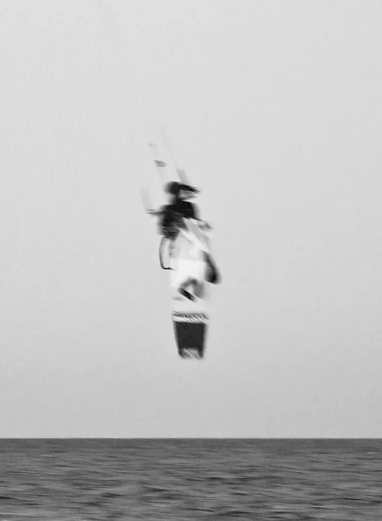 Kiter Duotone in salto sopra il mare di Olbia.