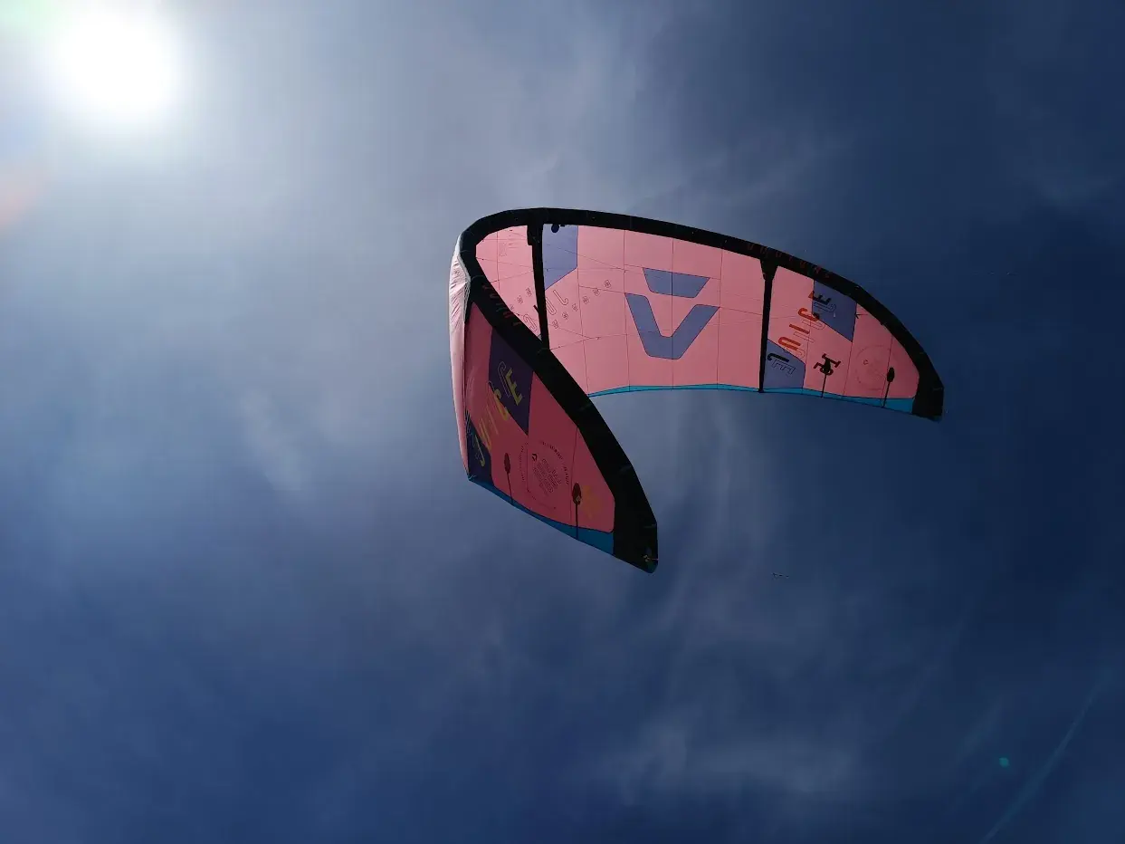 Kite in volo nel cielo sopra le Saline a Olbia in una giornata di vento termico