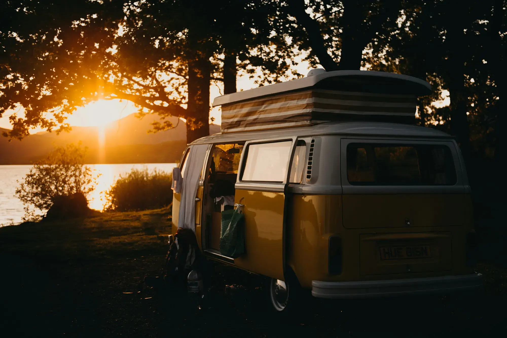 Camper al tramonto in riva all'acqua, un'idea di alloggio per una vacanza kitesurf alle Saline, Olbia